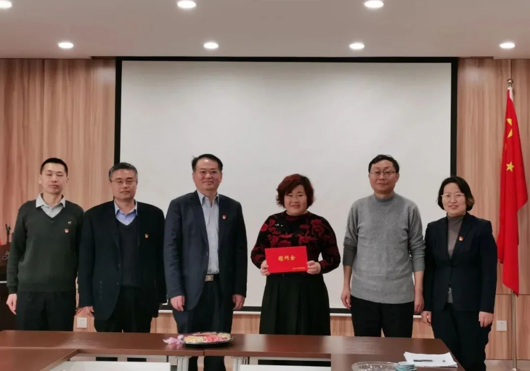 濟甯市(shì)司法局黨委副書(shū)記、副局長(cháng)、濟甯市(shì)律師(shī)行(xíng)業(yè)黨委書(shū)記國(guó)慶啓莅臨文(wén)思達律師(shī)事(shì)務所慰問(wèn)1+1法律援助志(zhì)願者曾凡玲律師(shī)